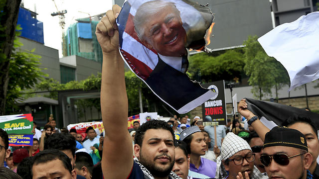 במלזיה הפגינו מול השגרירות האמריקנית  (צילום: AP) (צילום: AP)