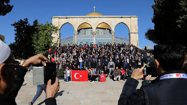 לפני התפילות: צילום משותף של מבקרים מטורקיה (צילום: רויטרס) (צילום: רויטרס)