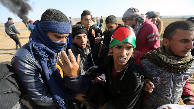 Palestinians wounded in demonstrations being removed (Photo: Reuters)