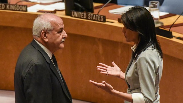 Palestinian Envoy to UN Mansour (L) and US Envoy Haley (Photo: AFP)