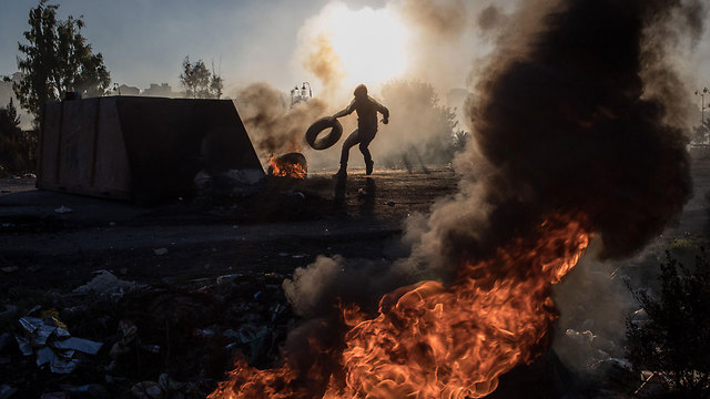 שריפת צמיגים ברמאללה במסגרת העימותים (צילום: gettyimages) (צילום: gettyimages)