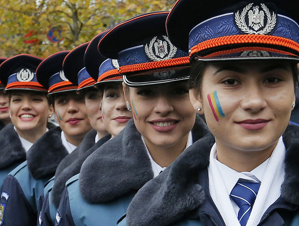 צוערות האקדמיה המשטרתית חוגגות את "יום האיחוד הגדול" של רומניה במצעד הצבאי השנתי. ביום זה מציינים את האיחוד של שלושת החבלי הארץ ההיסטוריים טרנסילבניה, בסרביה ובוקובינה (צילום: EPA) (צילום: EPA)