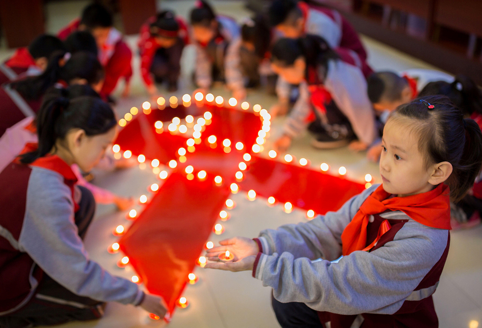בבית ספר יסודי בחוחחוט, סין, ציינו את יום האיידס הבינלאומי (צילום: רויטרס) (צילום: רויטרס)