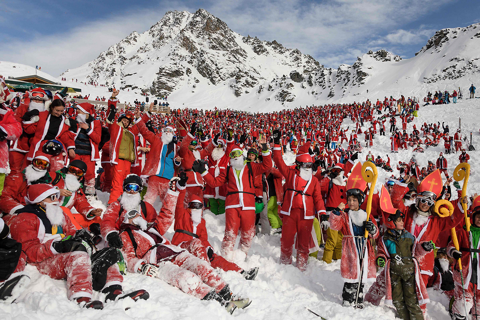 אתר סקי בוורבייר, שווייץ, הציע כניסה חופשית למי שיגיע מחופש לסנטה קלאוס לרגל פתיחת עונת הסקי. יותר מ-2,000 בני אדם עשו זאת (צילום: AFP) (צילום: AFP)