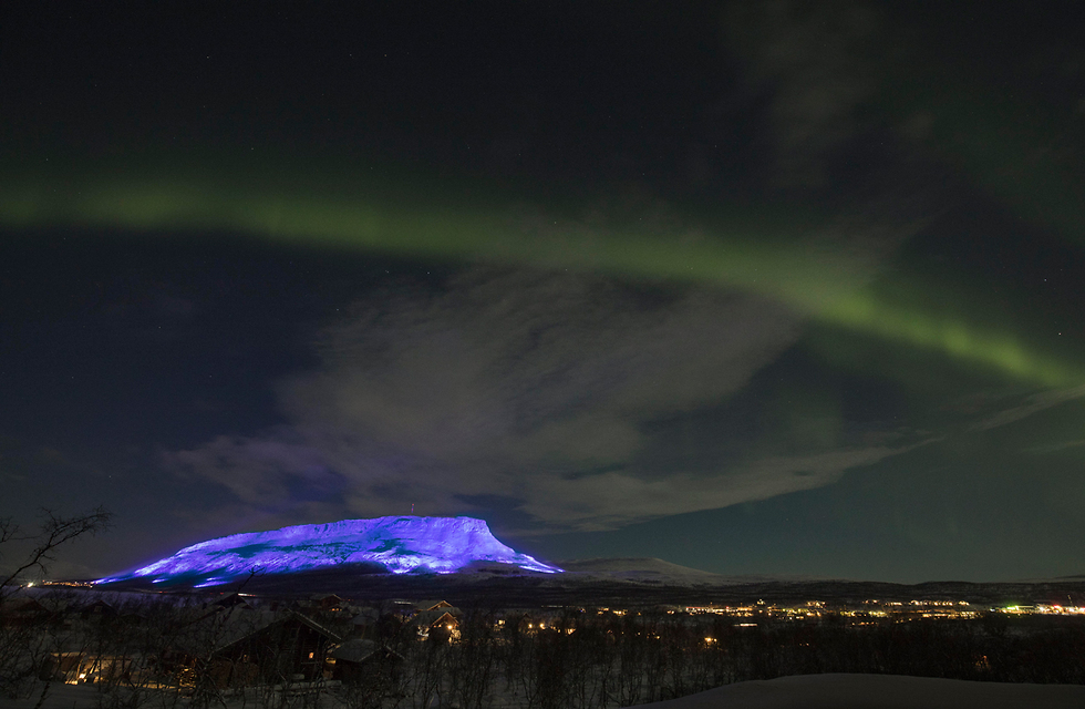 פינלנד חגגה 100 שנות עצמאות ובאזור לפלנד הוארו השמיים באור ירוק שמזכיר את "הזוהר הצפוני" (צילום: EPA) (צילום: EPA)