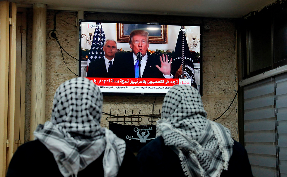 פלסטינים צופים בהכרזת טראמפ על ירושלים - בירת ישראל (צילום: AFP) (צילום: AFP)