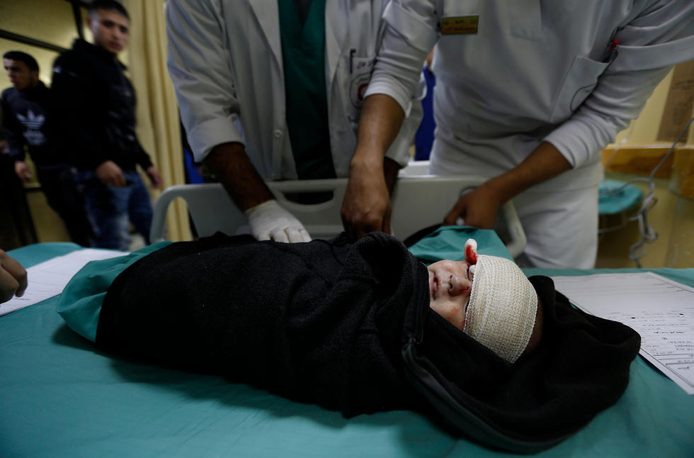 תינוק שנפצע בתקיפה הישראלית (צילום: AFP) (צילום: AFP)