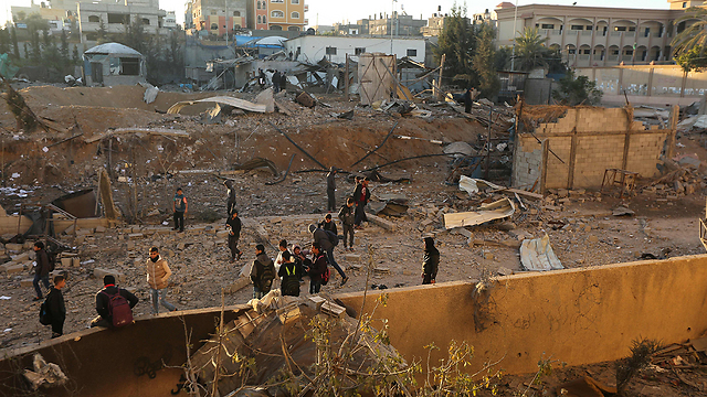 גופות שני פעילי חמאס חולצו מההריסות. מקום התקיפה ברצועת עזה (צילום: AFP) (צילום: AFP)