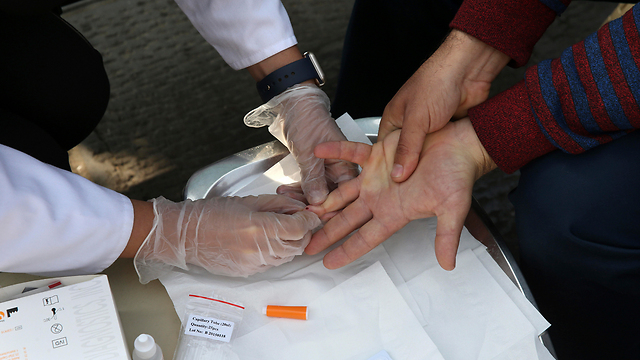בדיקת HIV ברחוב בטהרן. 30 אלף מהנשאים באיראן כלל לא מודעים לכך (צילום: AP) (צילום: AP)