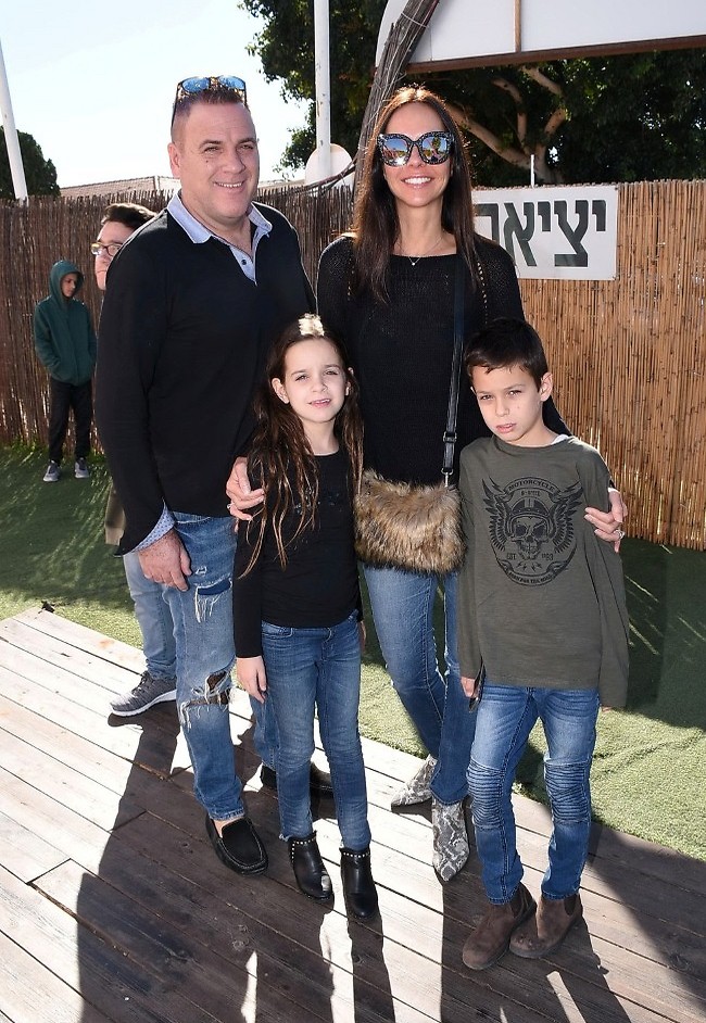 משפחה בג'ינס. רוית אסף והמשפחה (צילום: רן בירן) משפחה בג'ינס. רוית אסף והמשפחה (צילום: רן בירן)