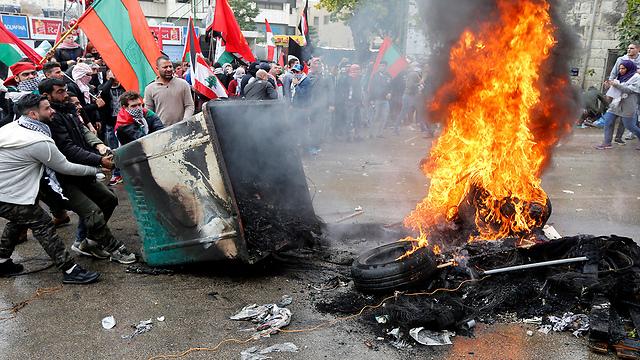 Protest outside US Embassy in Lebanon, Sunday (Photo: Reuters)