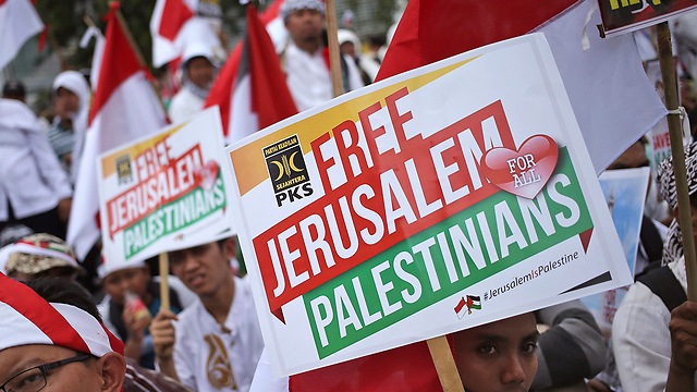 אינדונזים מפגינים בג'קרטה נגד העברת שגרירות ארה"ב לירושלים (צילום: AP) (צילום: AP)