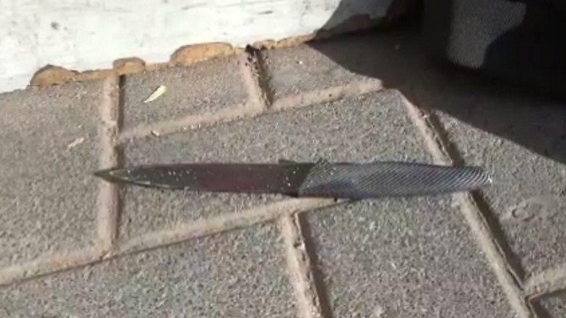 הסכין שאיתה דקר המחבל את המאבטח (צילום: דוברות המשטרה) (צילום: דוברות המשטרה)