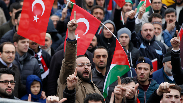 Anti-Israel protest in Istanbul, Sunday  (Photo: AP)