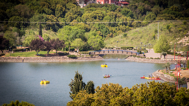 סירות פדלים באגם מונפורט (צילום: ניסן חנניה) (צילום: ניסן חנניה)