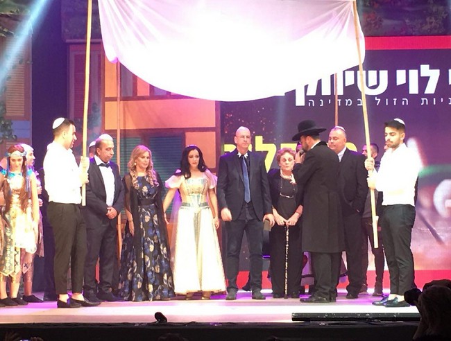 בזמן החופה. שמישהו יעביר לנו טישו! בזמן החופה. שמישהו יעביר לנו טישו!
