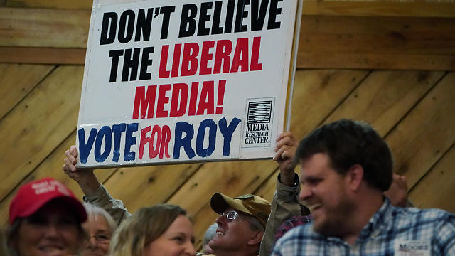 "אל תאמינו לתקשורת הליברלית, הצביעו לרוי". תומכיו של המועמד השמרן לסנאט (צילום: רויטרס) (צילום: רויטרס)