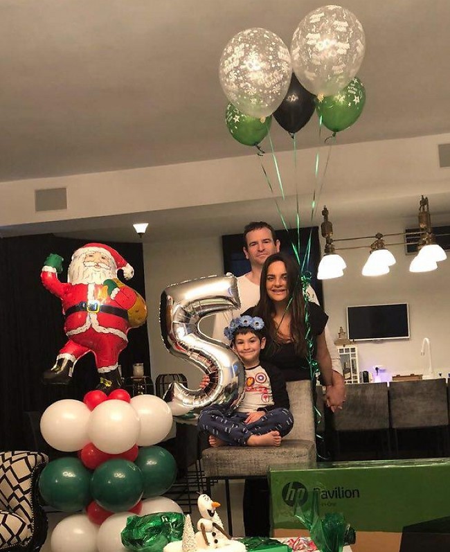 יום הולדת בסגנון כריסמס. אופירה אסייג בפעולה יום הולדת בסגנון כריסמס. אופירה אסייג בפעולה