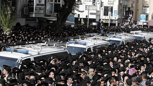 הקהל בהלווייתו של הרב שטיינמן (צילום: AFP) (צילום: AFP)
