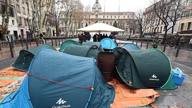 מאהל של מהגרים במרסיי, צרפת (צילום: AP) (צילום: AP)