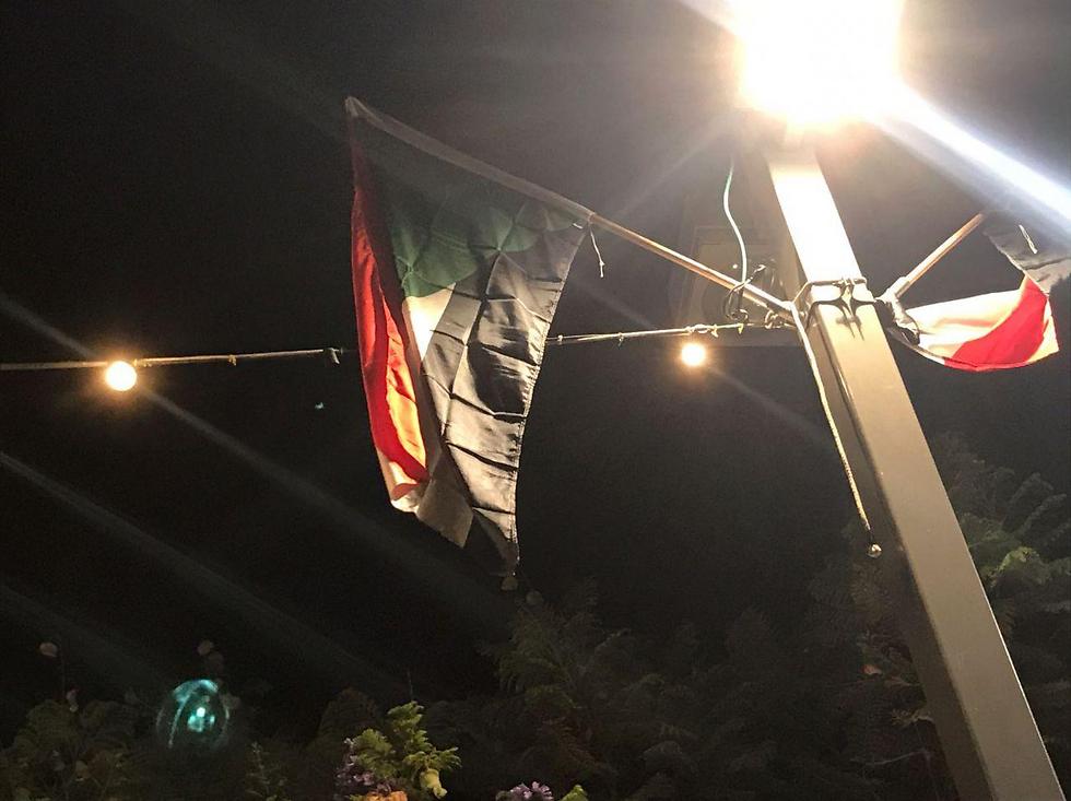 דגלי סודן שנתלו בדרום תל אביב (צילום: שפי פז) (צילום: שפי פז)