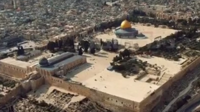 "מיד נחלוף מעל ירושלים, בירת פלסטין", כיפת הסלע מצולמת במהלך הטיסה ()