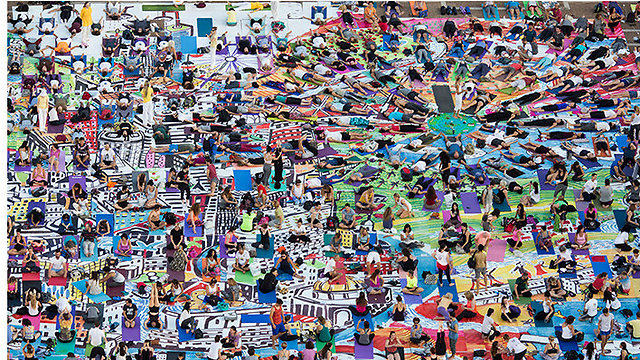 תרגול יוגה המוני על גבי יצירת אמנות של עמית טריינין המורכבת מ-1,500 מזרנים (צילום: אביר סולטן, EPA) (צילום: אביר סולטן, EPA)