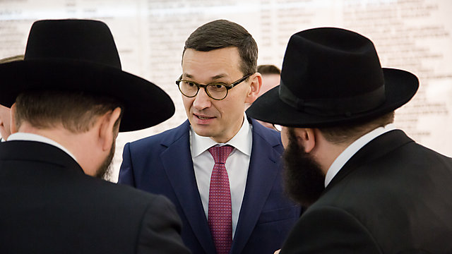 ראש הממשלה הפולני מברך את הרבנים ()
