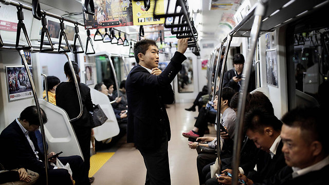 ברכבת התחתית של טוקיו. אסור לעשות רעש (צילום: AFP) (צילום: AFP)