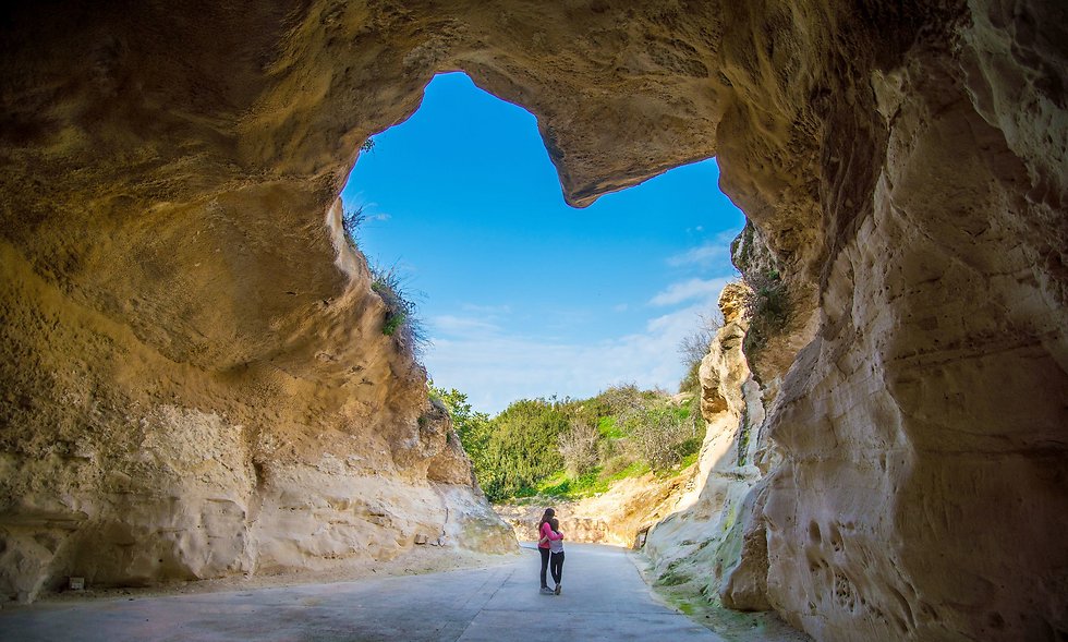 На снимке: у входа в пещеру в национальном парке Бейт-Гуврин Фото: Мано Гриншпан