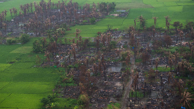 כפר שרוף של בני רוהינגה במדינת ראקין, מיאנמר (צילום: AFP) (צילום: AFP)