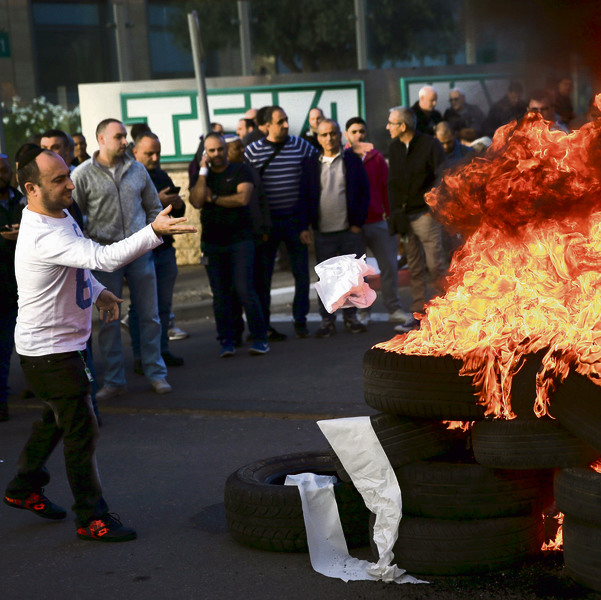 הפגנת עובדי טבע אתמול במפעל בירושלים, שצפוי להיסגר. "אנחנו מאמינים ששאר עובדי החברה יעמדו לצידנו" | צילום: אוהד צויגנברג