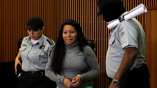 "מעולם לא ביצעה שום פשע". תאודורה ואסקס בבית המשפט בסן סלבדור (צילום: AP) (צילום: AP)