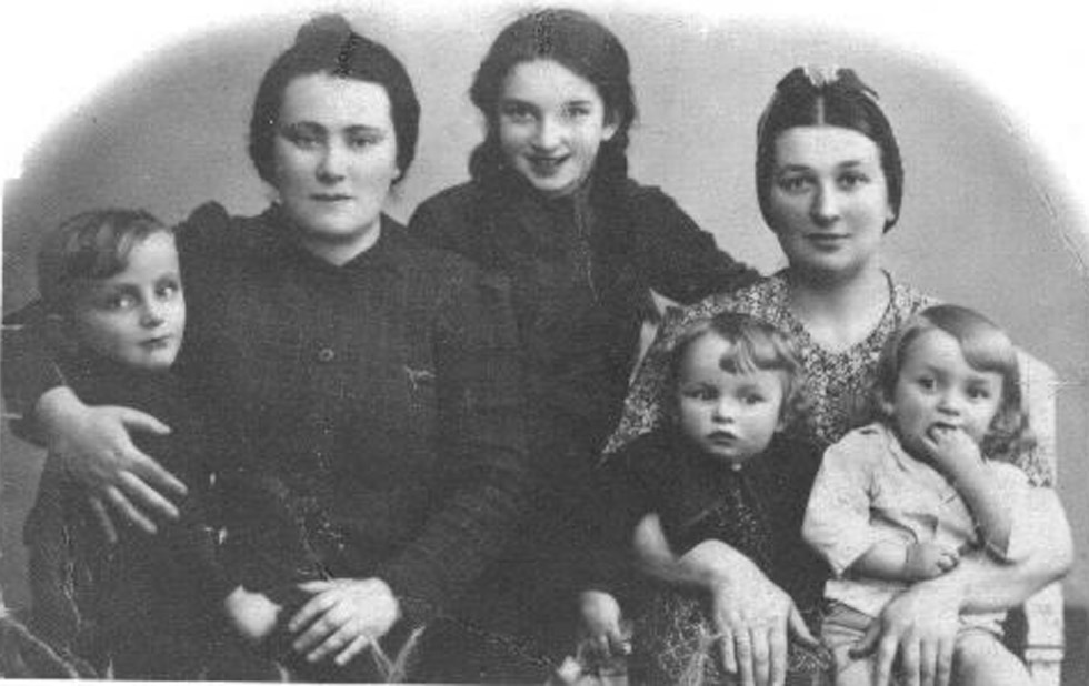 מימין לשמאל: איידה ואדם עם יד בפה על אמם, לצידם האחות גניה, הדודה רוזה ובנה אבוס. ()