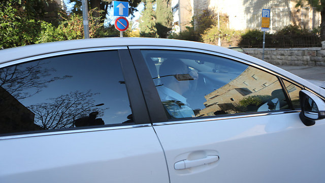 רכב החוקרים בכניסה למעון בבלפור (צילום: אלכס קולומויסקי) (צילום: אלכס קולומויסקי)