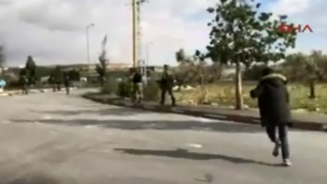 Террорист бежит к израильским пограничникам