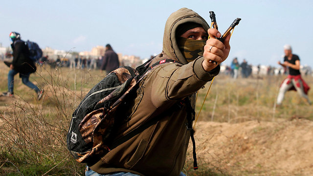 Palestinian protesters near the border fence (Photo: Reuters)