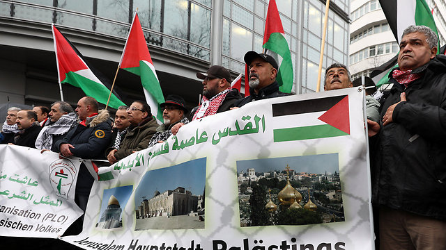 פעילים פרו-פלסטיניים מפגינים נגד ישראל, היום בברלין (צילום: רויטרס) (צילום: רויטרס)