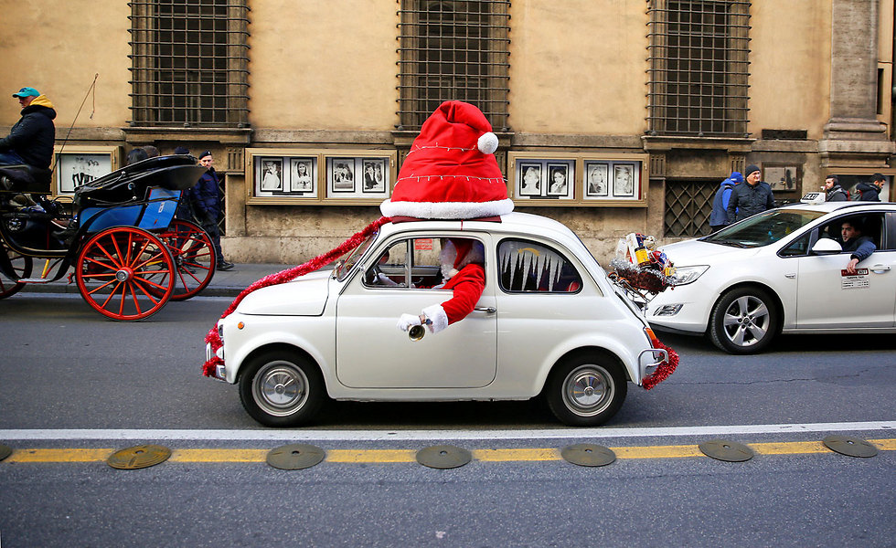 אוטו-סנטה ברוח חג המולד ברומא (צילום: רויטרס) (צילום: רויטרס)