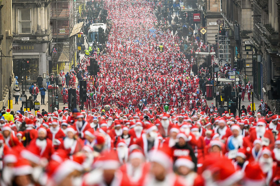 יותר מ-8,000 השתתפו במרוץ סנטה קלאוס השנתי בגלזגו, סקוטלנד (צילום: gettyimages) (צילום: gettyimages)