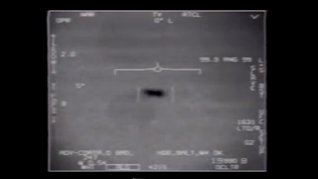 Американский истребитель наблюдает неопознанный объект. Фото 2004 года
