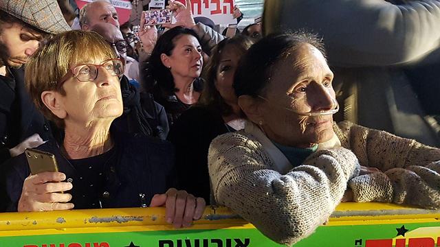 חברת הכנסת לשעבר יעל דיין בהפגנה בתל אביב ()