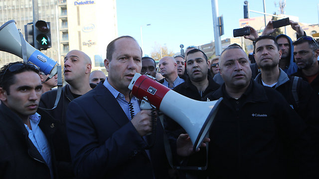 ראש עיריית ירושלים, עם העובדים ליד המפעל (צילום: אלכס קולומויסקי) (צילום: אלכס קולומויסקי)