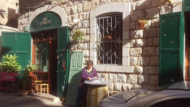 בית קפה מטופח בסמטאות העיר (צילום: אסף רוזן) (צילום: אסף רוזן)