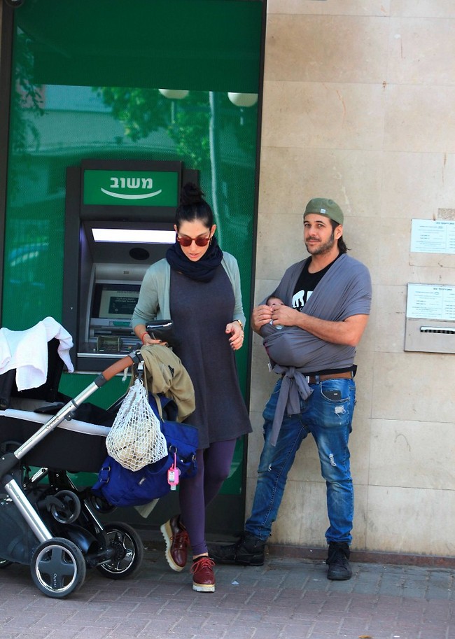 אנחנו משתמשים רק בביטקוין (צילום: מוטי לבטון) אנחנו משתמשים רק בביטקוין (צילום: מוטי לבטון)