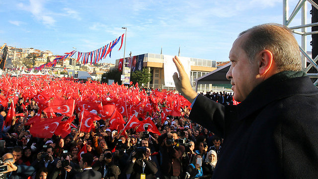 Эрдоган на митинге в Стамбуле. Фото: АР