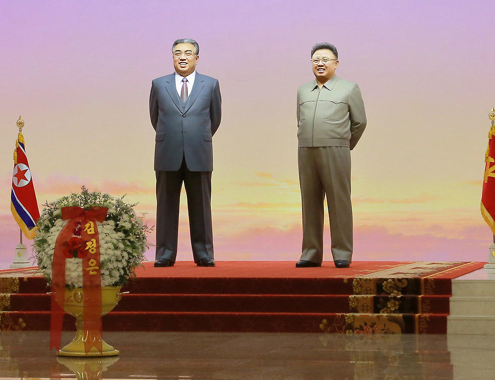 דמויות של קים ג'ונג איל וקים איל סונג בארמון ההנצחה (צילום: רויטרס) (צילום: רויטרס)