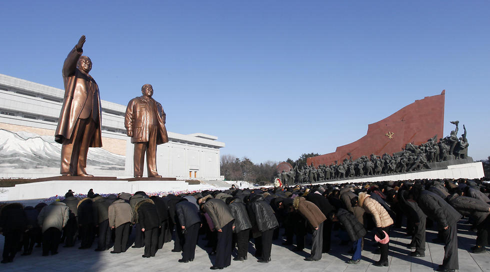 אלפים מתאבלים על מות המנהיג הקודם של צפון קוריאה (צילום: AP) (צילום: AP)