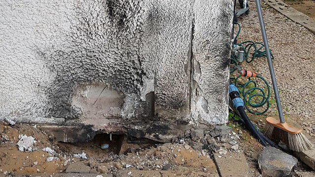 A rocket hit a Hof Ashkelon home Monday (Photo: Roee Idan)