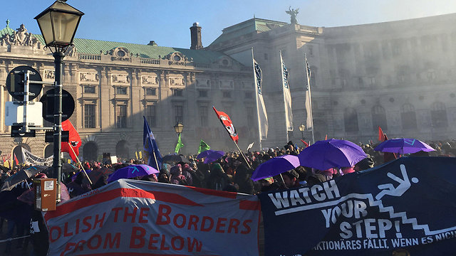 הפגנה בווינה נגד הקמת ממשלה עם הימין הקיצוני (צילום: רויטרס) (צילום: רויטרס)
